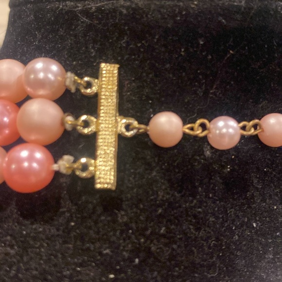 Japan Pink 3 Strand Beaded Necklace. Gold Tone Findings. - Picture 6 of 7